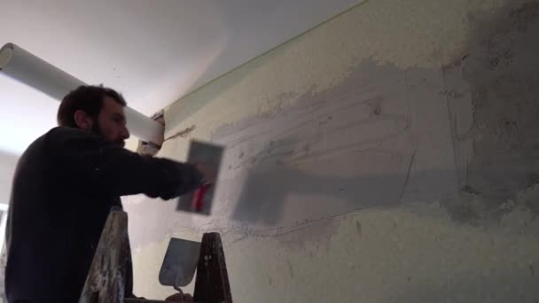 Worker Spackle Compound 09 — Stock Video