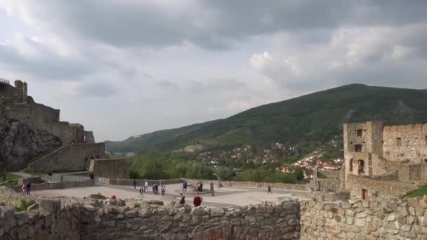 Castelo Devin Muralhas Fortificadas Rochas Com Turistas Ambulantes Pátio Vista — Vídeo de Stock