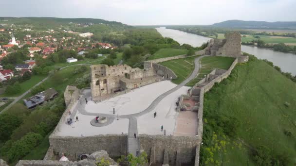 Castelo Devin Muralhas Fortificadas Pedras Com Turistas Ambulantes Pátio Tirar — Vídeo de Stock