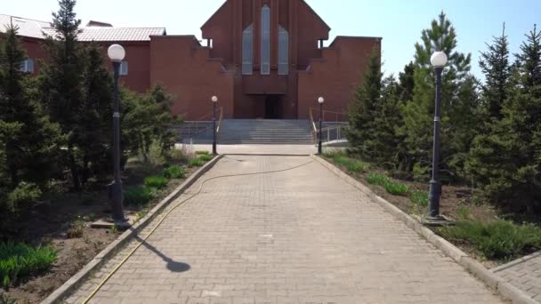 Nur-Sultan katolska kyrkan 02 — Stockvideo