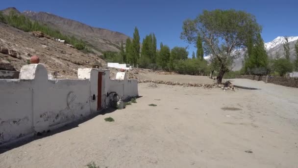 A Pamir Highway Mazar kegyhely 43 — Stock videók