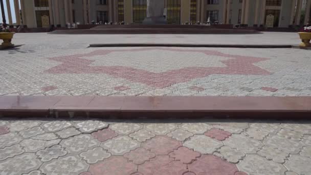 Khujand Rudaki standbeeld cultureel paleis Sugdiyon 69 — Stockvideo