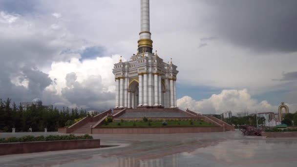 Het Onafhankelijkheids monument van Dushanbe 123 — Stockvideo