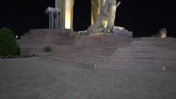 Статуя 135 Исмоила Сомоиля Душанбе — стоковое видео