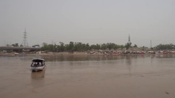 Lahore passagiersboot bij Ravi River 115 — Stockvideo