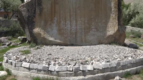 Skardu Manthal Buddha Rock 154 — Stok video