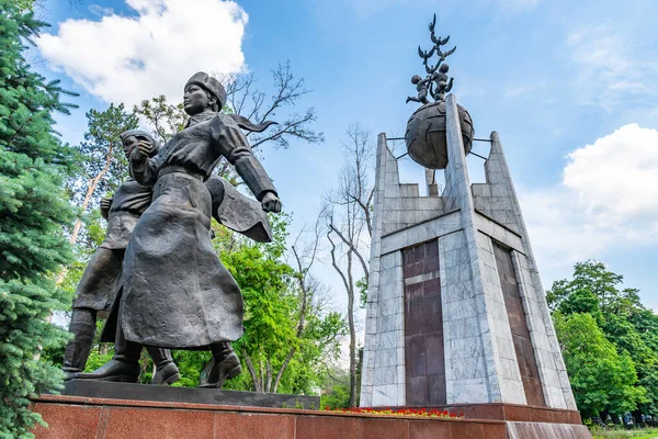 Almaty park auf astana quadrat 142 — Stockfoto