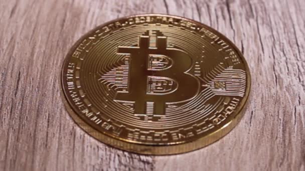 Virtuele Cryptocurrency Geld Bitcoin Gouden Medaille Europese Unie Euro Bankbiljetten — Stockvideo