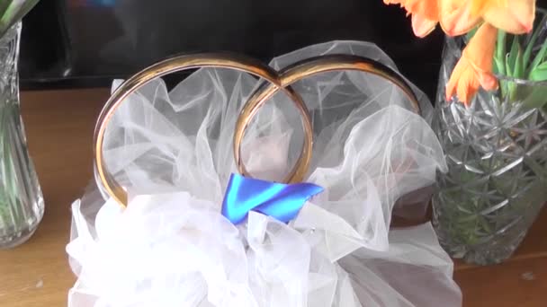 Bir Düğün Araba Üzerinde Büyük Zarif Alyans — Stok video
