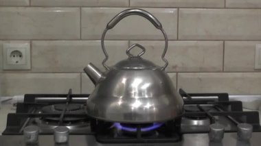 Su ısıtıcısı gaz sobası üzerinde kaynar