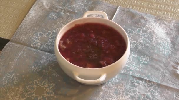 Tradizionale Borscht Rosso Lucido Trasparente Con Gnocchi Isolati Bianco — Video Stock