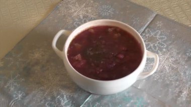 Geleneksel Lehçe üzerinde beyaz izole köfte ile kırmızı pancar çorbası temizleyin