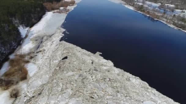 Quadcopter Fotografowania Wczesną Wiosną Rzeki — Wideo stockowe