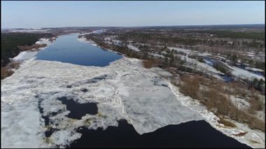 Quadcopter çekim erken Bahar Nehri