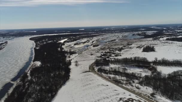 Quadcopter tir au début du printemps rivière 