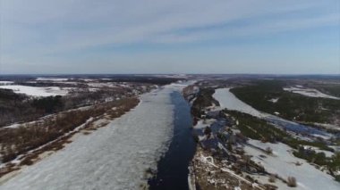 Quadcopter çekim erken Bahar Nehri