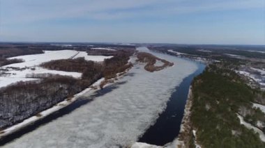 Quadcopter çekim erken Bahar Nehri