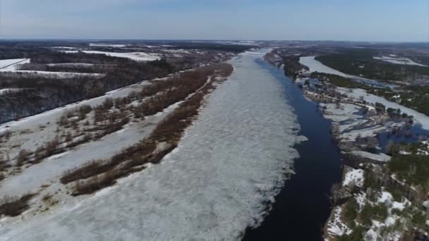 Quadcopter Felvételi Kora Tavasszal Folyó — Stock videók