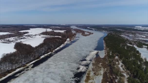 Quadcopter tir au début du printemps rivière 