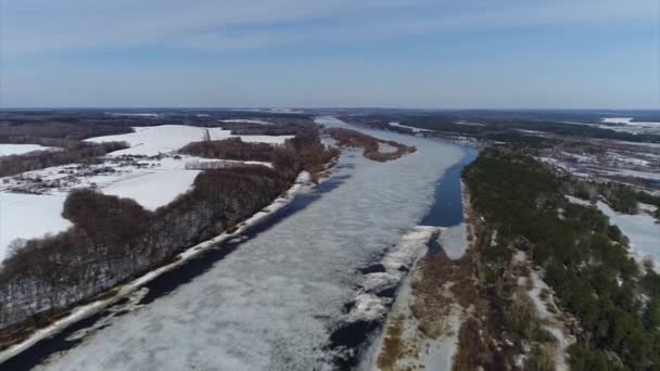 Quadcopter Felvételi Kora Tavasszal Folyó — Stock videók