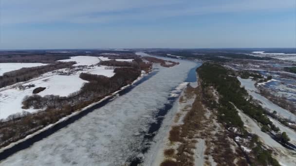 Квадрокоптер Стріляє Ранньою Весняною Річкою — стокове відео