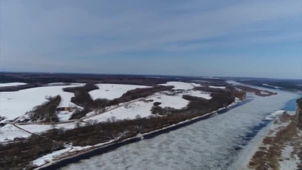 Квадрокоптер Стріляє Ранньою Весняною Річкою — стокове відео