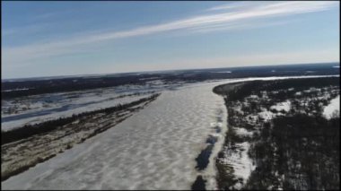 Quadcopter çekim erken Bahar Nehri