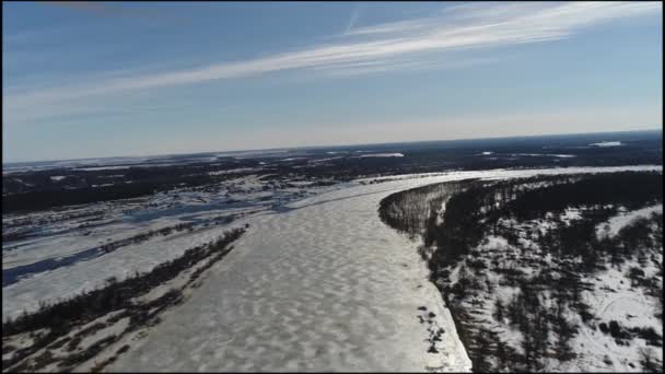Quadcopter tir au début du printemps rivière 