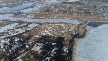 Quadcopter çekim erken Bahar Nehri