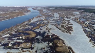 Quadcopter çekim erken Bahar Nehri