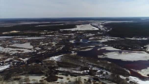 Quadcopter Fotografowania Wczesną Wiosną Rzeki — Wideo stockowe