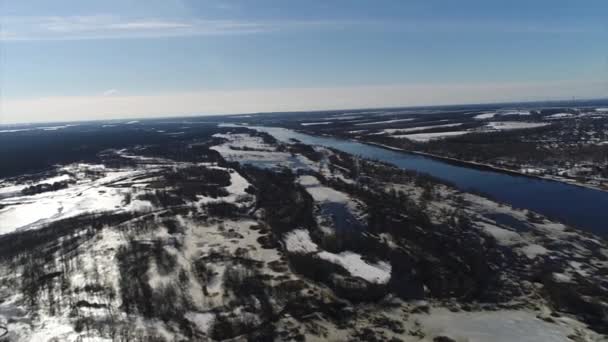 Quadcopter tir au début du printemps rivière 