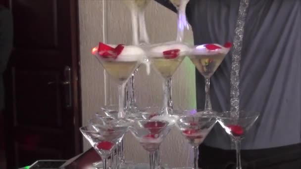 シャンパン グラスのピラミッド — ストック動画