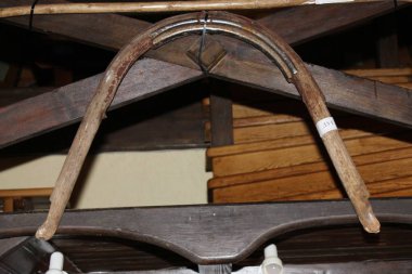 Kahverengi ahşap zemin üzerinde eski şeyler ile natürmort