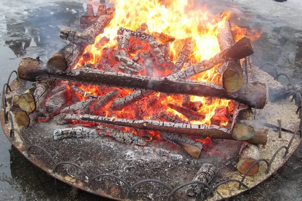 Bonfire cooking food winter