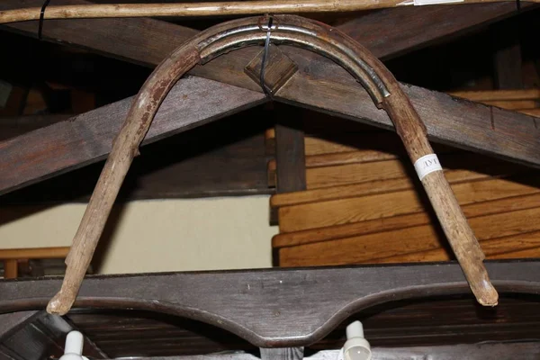 Kahverengi ahşap zemin üzerinde eski şeyler ile natürmort