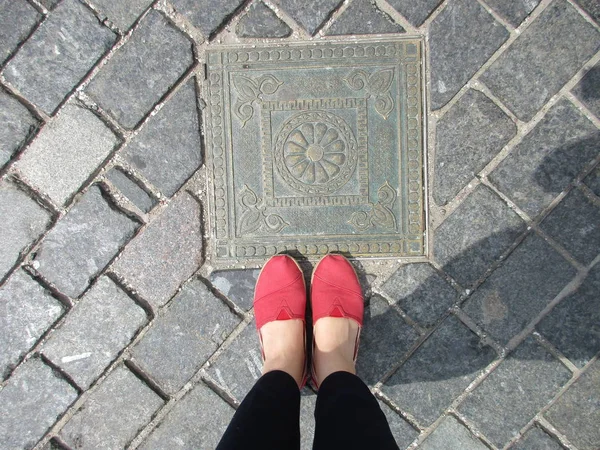 Üstten Görünüm ayak üzerinde kırmızı geometrik Talavera vinatge yer karoları vurdu