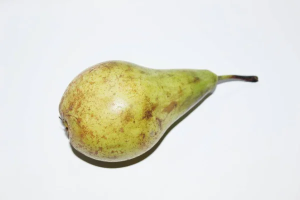 Зелена груша на білому тлі — стокове фото
