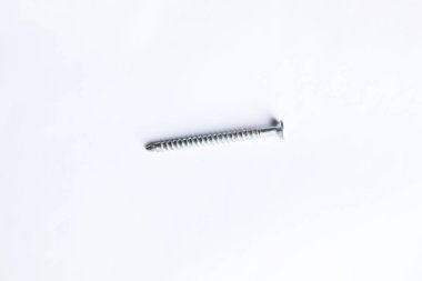 Beyaz arkaplanda vidalar