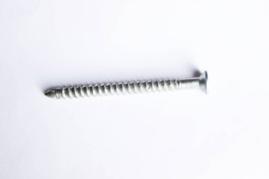 Beyaz arkaplanda vidalar