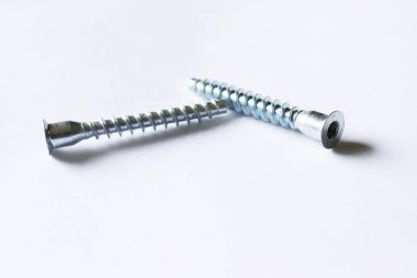 Beyaz arkaplanda vidalar