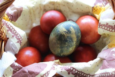 beyaz zemin üzerinde güzel Paskalya yumurtaları