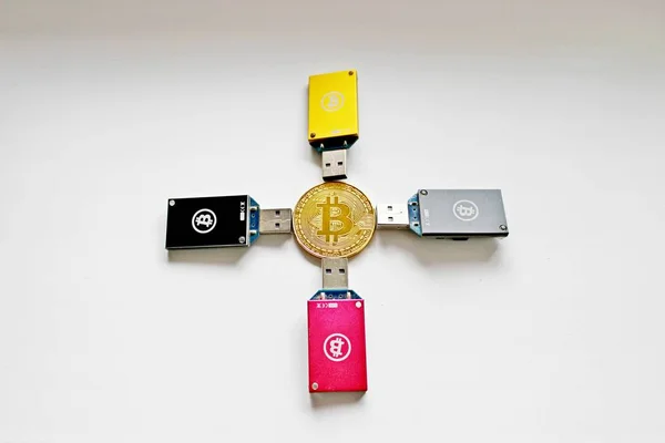 Bitcoin, oro digital, bitcoin físico, chip — Foto de Stock