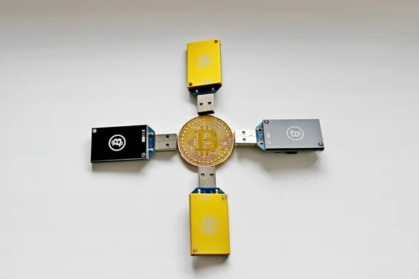 Bitcoin, oro digital, bitcoin físico, chip — Foto de Stock