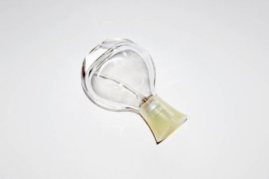 Beyaz arka planda parfümlü şişe