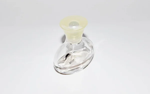 Garrafa com perfume sobre fundo branco — Fotografia de Stock