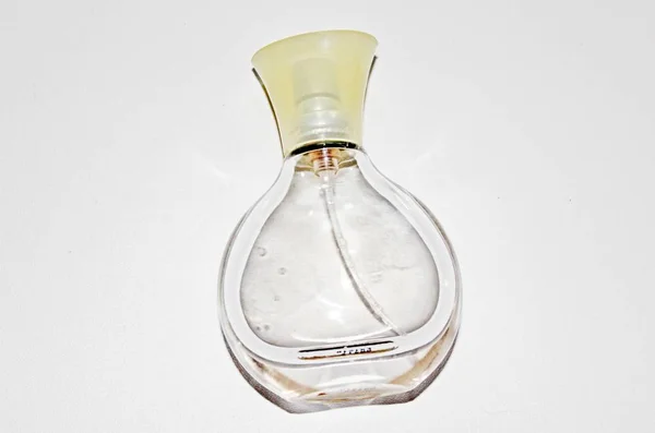 Garrafa com perfume sobre fundo branco — Fotografia de Stock