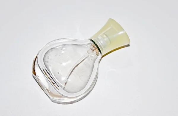 Garrafa com perfume sobre fundo branco — Fotografia de Stock