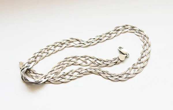 Серебряная цепь на белом фоне — стоковое фото