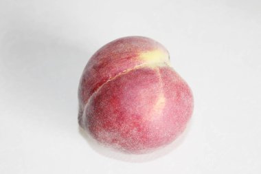 Beyaz arka plan üzerinde masanın üzerinde yatan şeftali